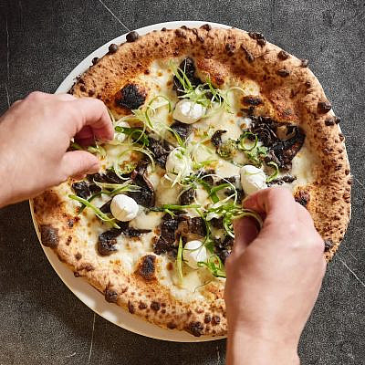 פיצה לא כשרה לא כשרה לפסח. לה טיגרה (צילום: אינסטגרם /@la.tigre.tlv)