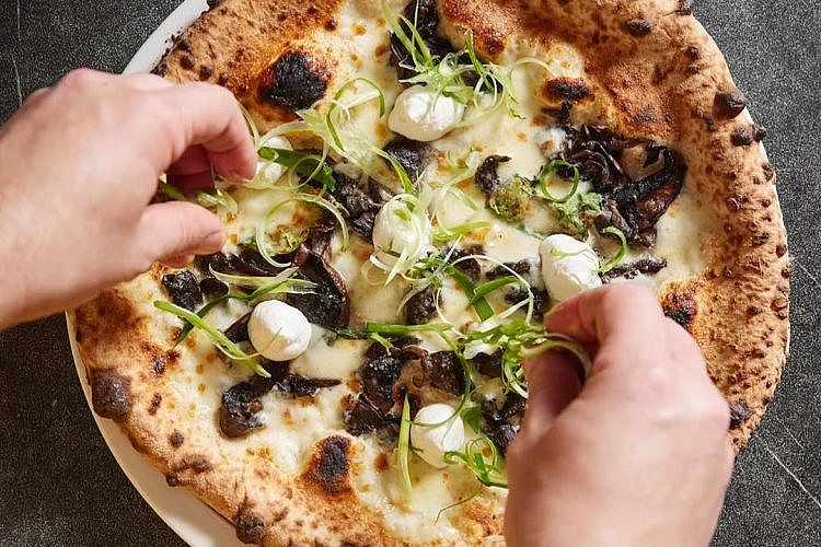 פיצה לא כשרה לא כשרה לפסח. לה טיגרה (צילום: אינסטגרם /@la.tigre.tlv)