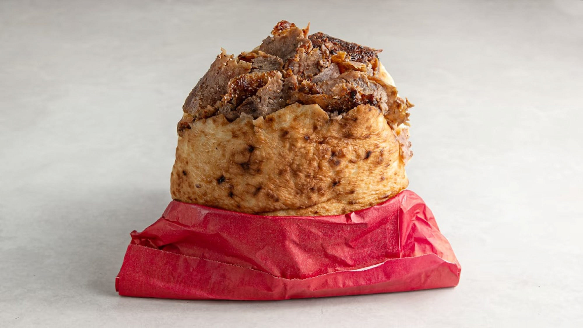 .מזרח תיכון חדש בפיתה. דונר של ניבו (צילום: וולט/ניבו גריל בר)