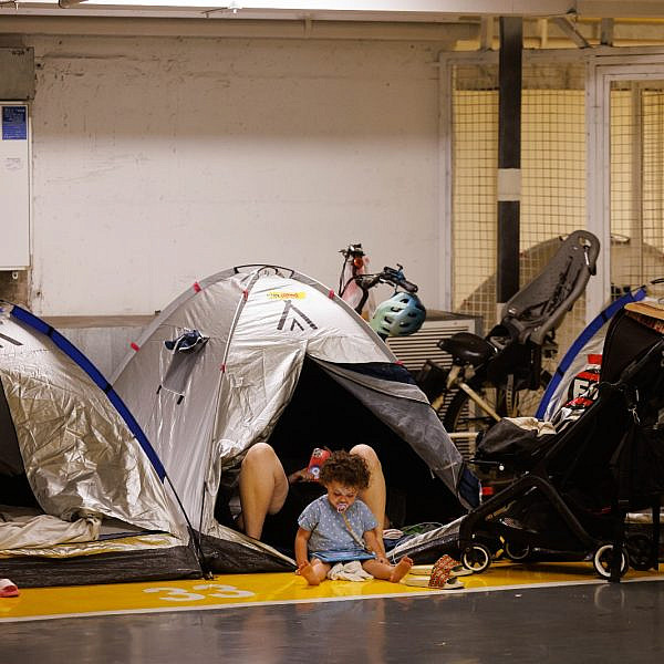 תעשו מקום לכולם. המקלט הציבורי בדיזנגוף סנטר, יוני 2025 (צילום: זיו קורן/אחים לנשק)