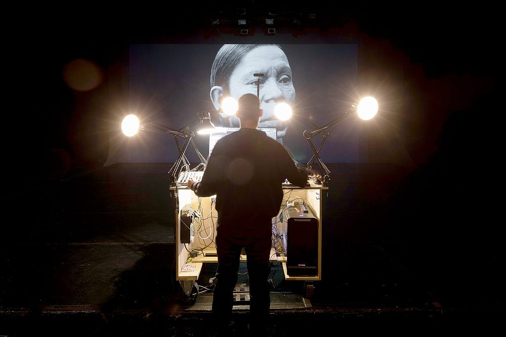 אמיר יציב ב"Peter is Back" (צילום: אייל תגר) אמיר יציב ב"Peter is Back" (צילום: אייל תגר)