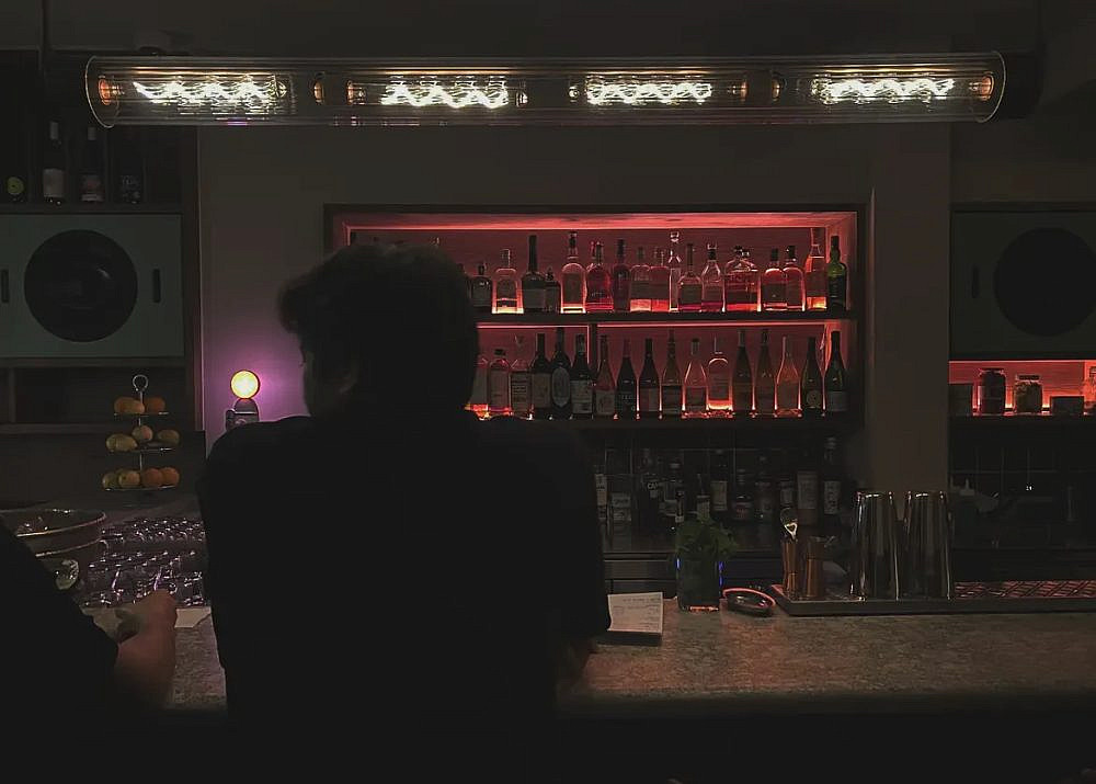 תתחברו לצד האפל. ברוש. (צילום: מתוך עמוד האינסטגרם brosh_tlv)