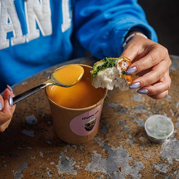 רק בריאות. סופלייר. (צילום: חיים יוסף)