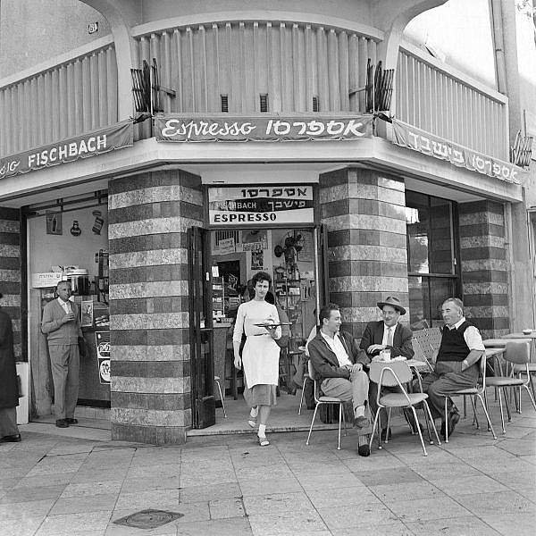 מתוך התערוכה "תל אביב הלבנה בשחור לבן" (צילום באדיבות הצלמניה)
