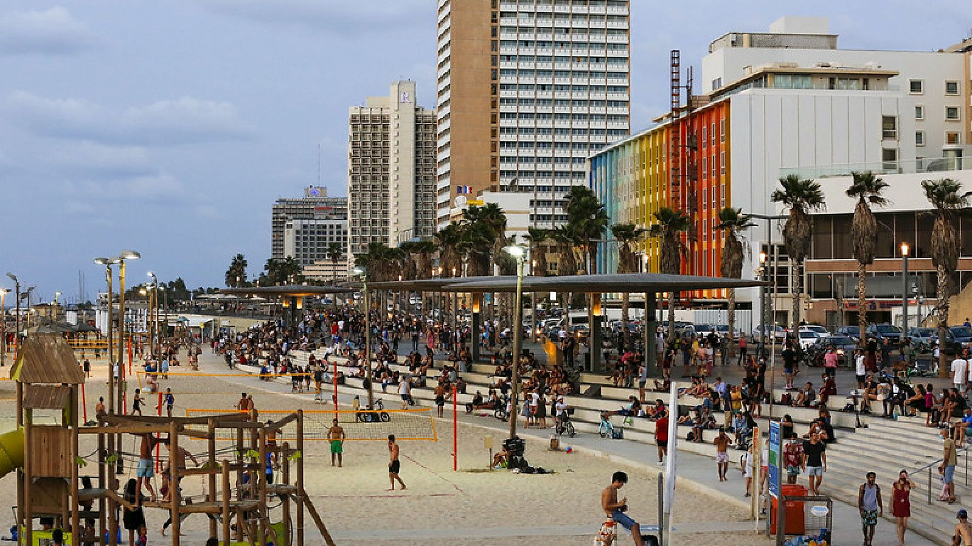 חוזרים לשגרה? אז מה עשינו עד עכשיו?. טיילת תל אביב (צילום: גיא יחיאלי)