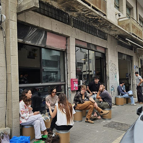 מקיאטו ופיס שישלים את הסלון. עדודה (צילום שרון בן דוד)