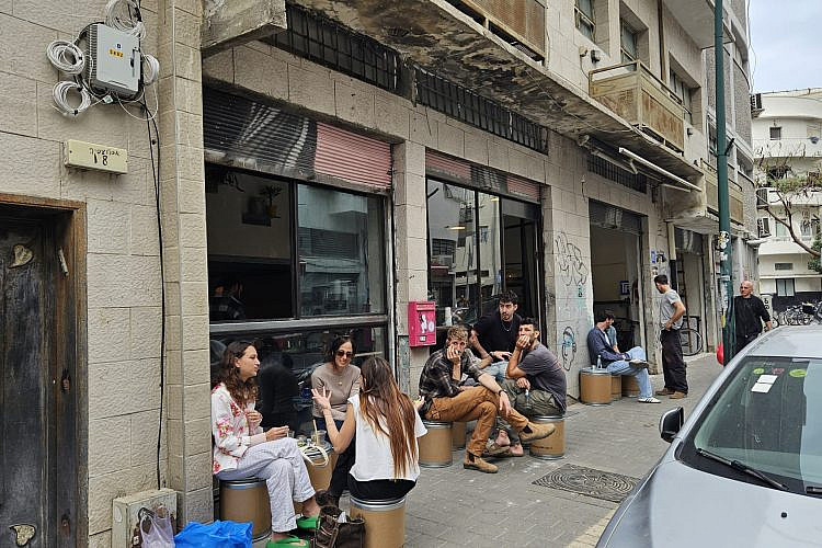 מקיאטו ופיס שישלים את הסלון. עדודה (צילום שרון בן דוד) מקיאטו ופיס שישלים את הסלון. עדודה (צילום שרון בן דוד)