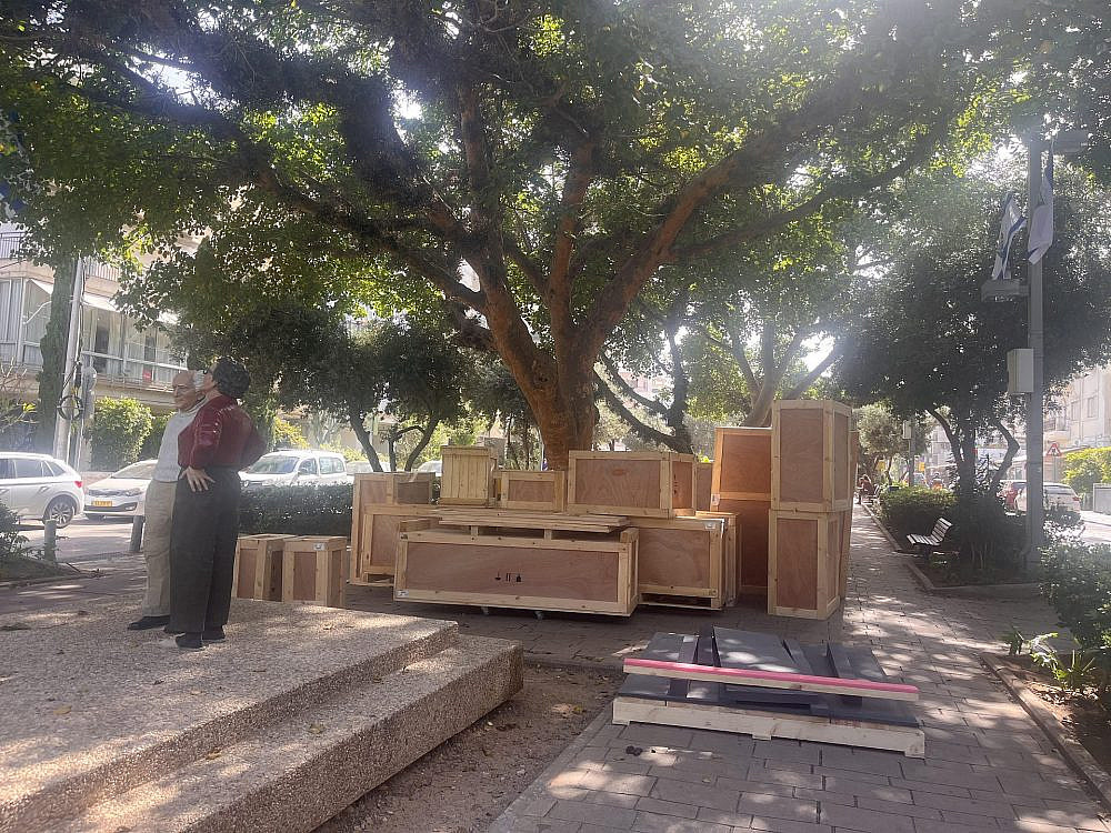 פולה ודוד עוברים דירה. שדרות בן גוריון (צילום: נעמה פלדמן-לוריא)