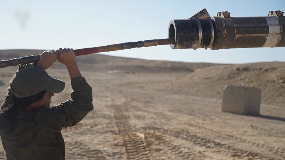 האישה שמחוץ לטנק. "לוחמת". צילום: כאן 11