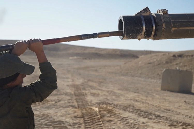 האישה שמחוץ לטנק. "לוחמת". צילום: כאן 11