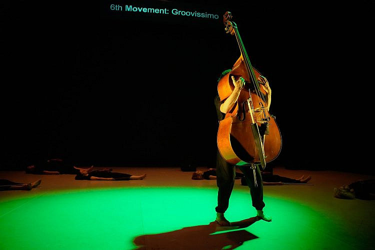 מדעי התנועה. "מצבי רוח", תזמורת המהפיכה. (צילום: אפרת מזור)