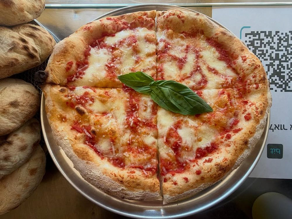 הפתעה עגלגלה. פיצה אורו. (צילום: מתוך עמוד האינסטגרם @pizza.oro.official)