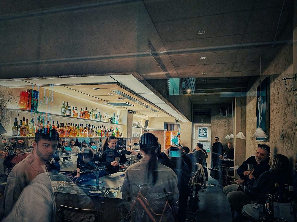 לשתות ולאכול, שאף אחד לא יעלה על השני. מרטינט. (צילום: גנאדי שקולניק)