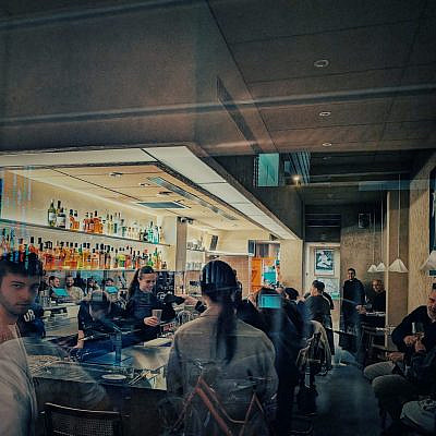 לשתות ולאכול, שאף אחד לא יעלה על השני. מרטינט. (צילום: גנאדי שקולניק)