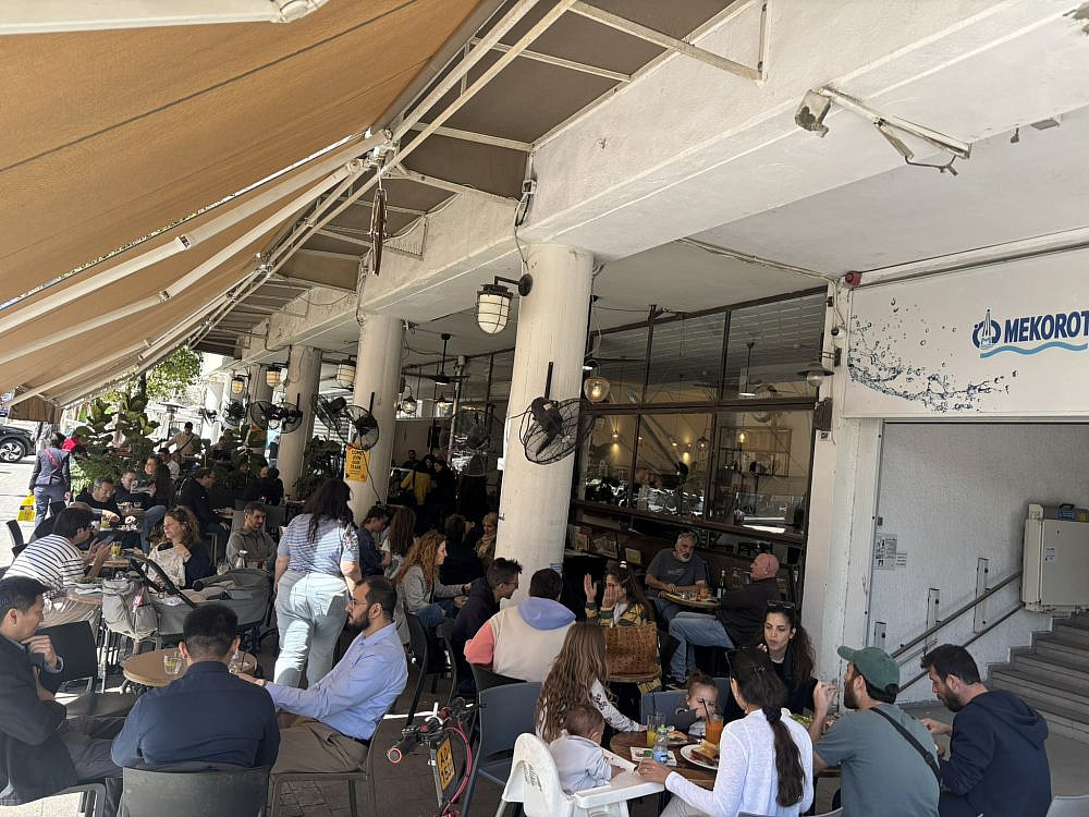 מישהו שומע אתכם. קפה תחתית (צילום: טוויטר/@asafbryt) מישהו שומע אתכם. קפה תחתית (צילום: טוויטר/@asafbryt)