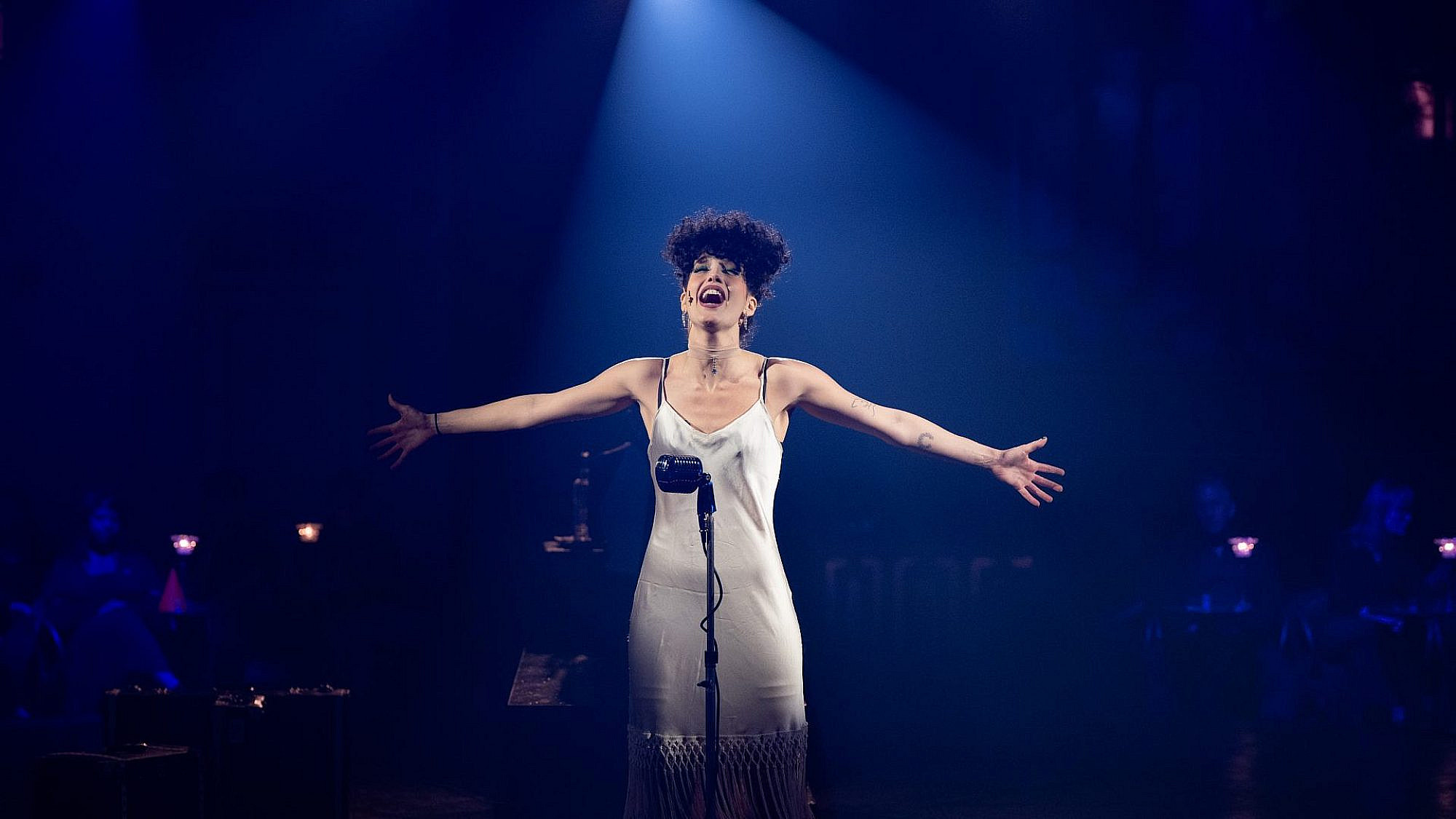 השאירו את הצרות מאחור, אבל זכרו שהם לפניכם. קברט בקאמרי. (צילום: משה צ׳יטיאת)