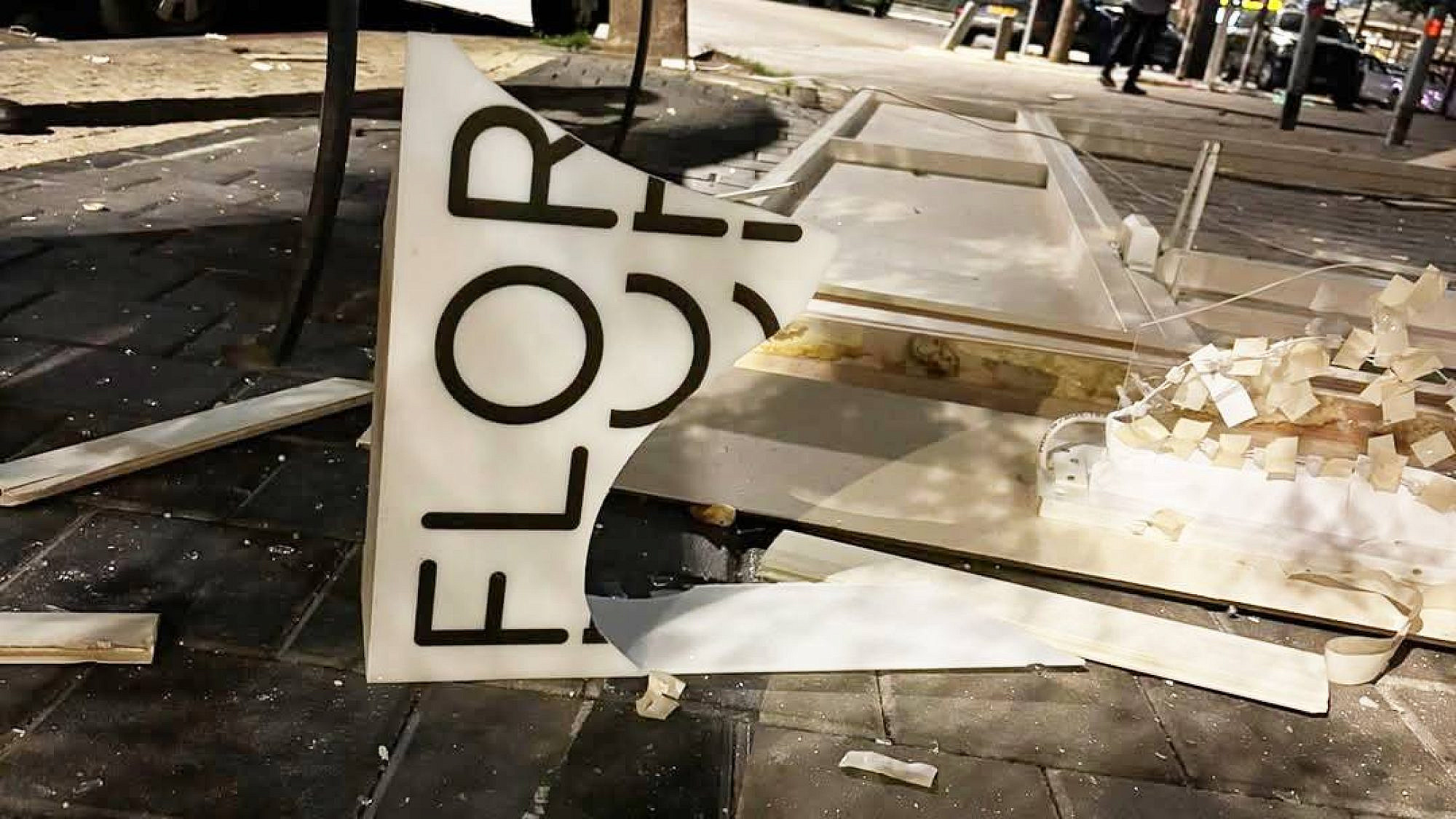 על הרצפה. הפלור לאחר פגיעת הטיל האיראני. צילום: מתוך עמוד האינסטגרם @flor.telaviv