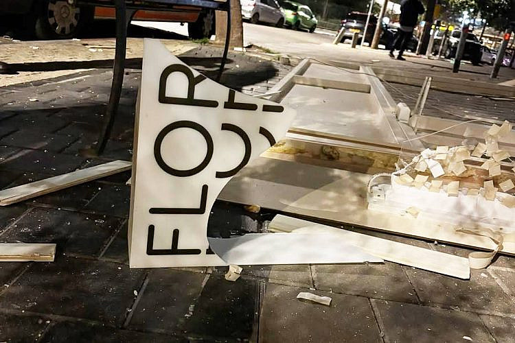 על הרצפה. הפלור לאחר פגיעת הטיל האיראני. צילום: מתוך עמוד האינסטגרם @flor.telaviv