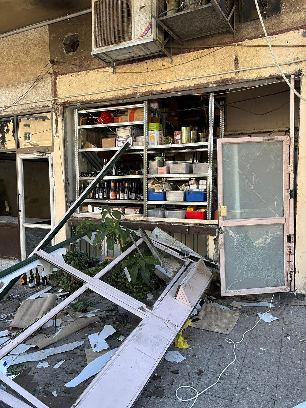 היי, רוצים אולי ספר חדש? אזור נפילת הטיל במרכז העיר (צילום אינסטגרם/flor.telaviv)