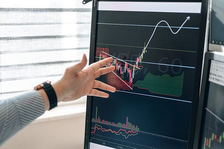 תיק השקעות. צילום: AlphaTradeZone באתר PEXELS