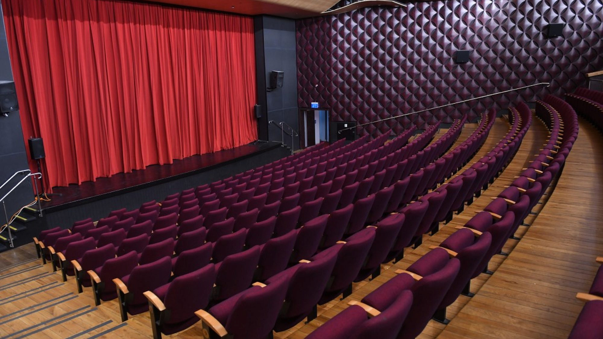 אולם שמגיע לו קולנוע איכותי. אודיטוריום מרכז אניס (צילום: גיא יחיאלי)