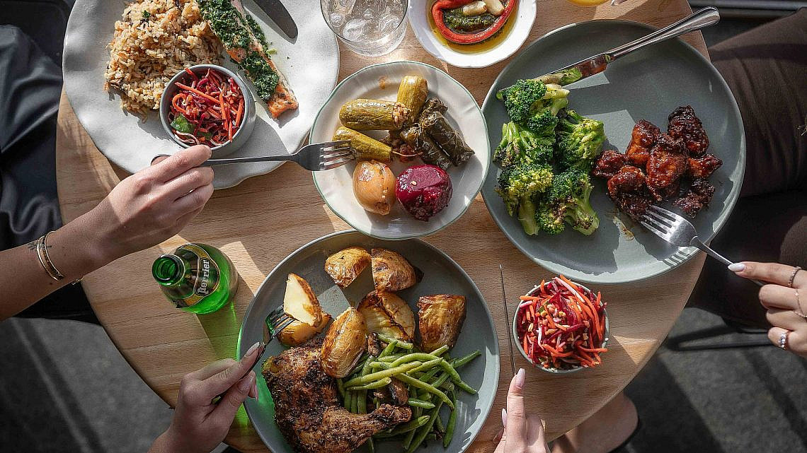 וכל זה בלי להיכנס בכלל למטבח. מעדניית טנא (צילום אסף קרלה)