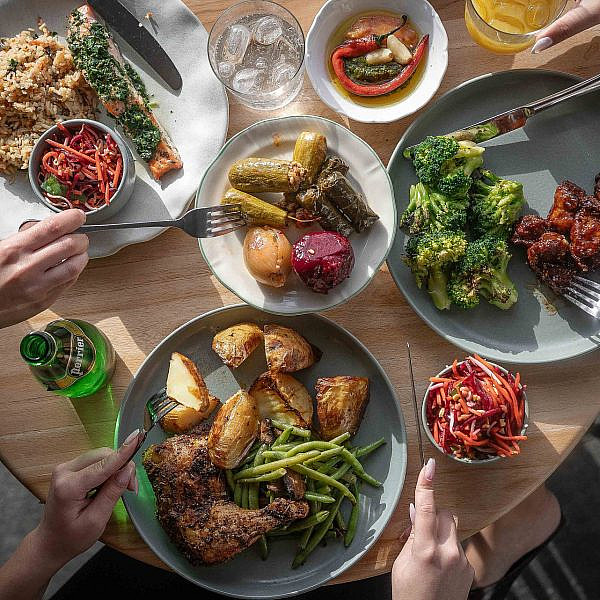 וכל זה בלי להיכנס בכלל למטבח. מעדניית טנא (צילום אסף קרלה)