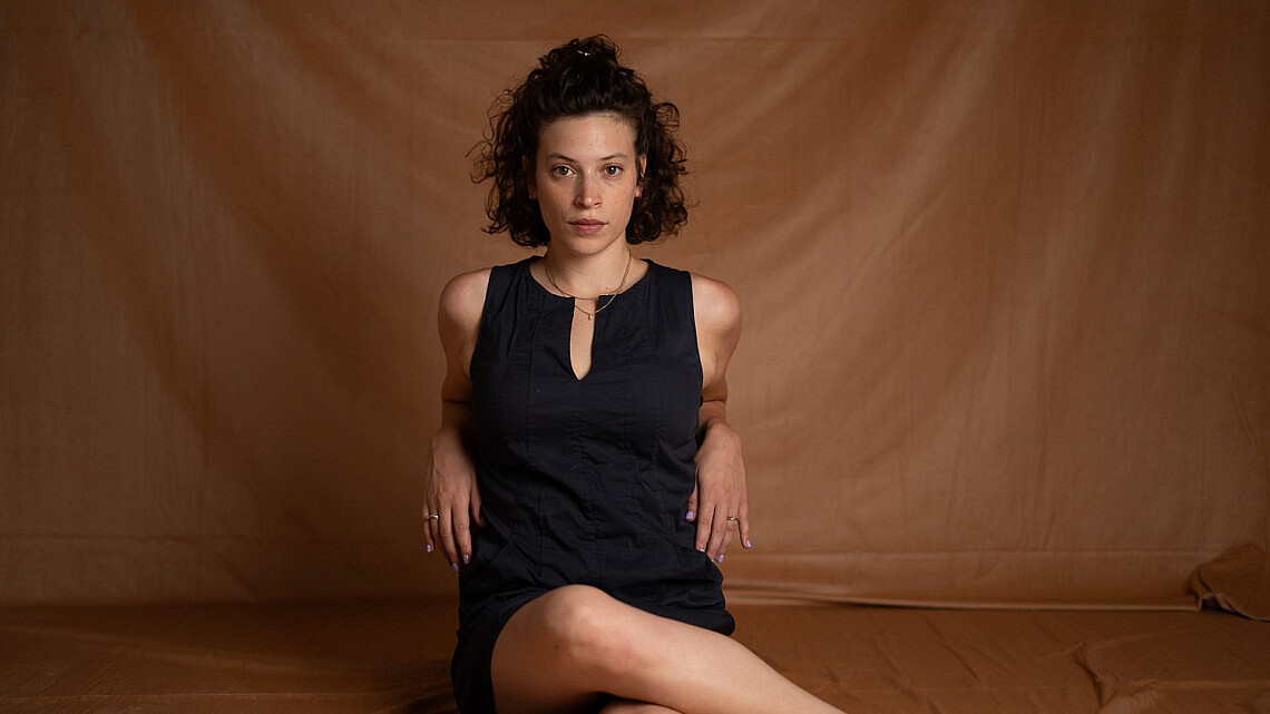 כאן וכאן. תמר עמית יוסף. (צילום: מעיין אמזלג) כאן וכאן. תמר עמית יוסף. (צילום: מעיין אמזלג)