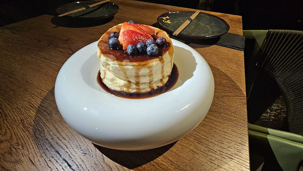 רוטט וכשר. פנקייק יפני, טאו 77 (צילום שרון בן דוד)