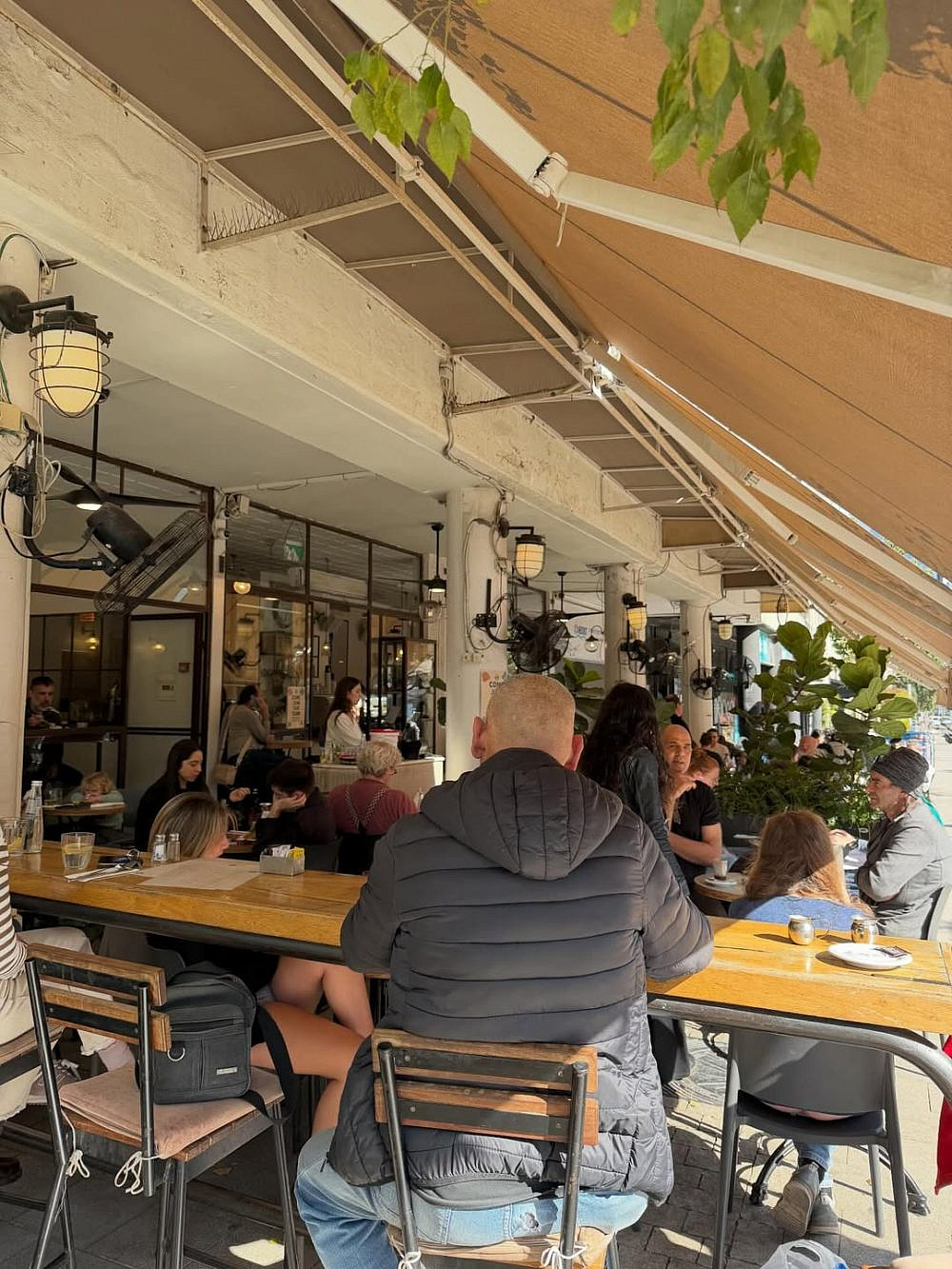 גם בלי טילים זה קשה מספיק. התחתית חוזרים לפעילות אחרי נפילת הטיל (מתוך עמוד האינסטגרם של התחתית @cafetachtit)