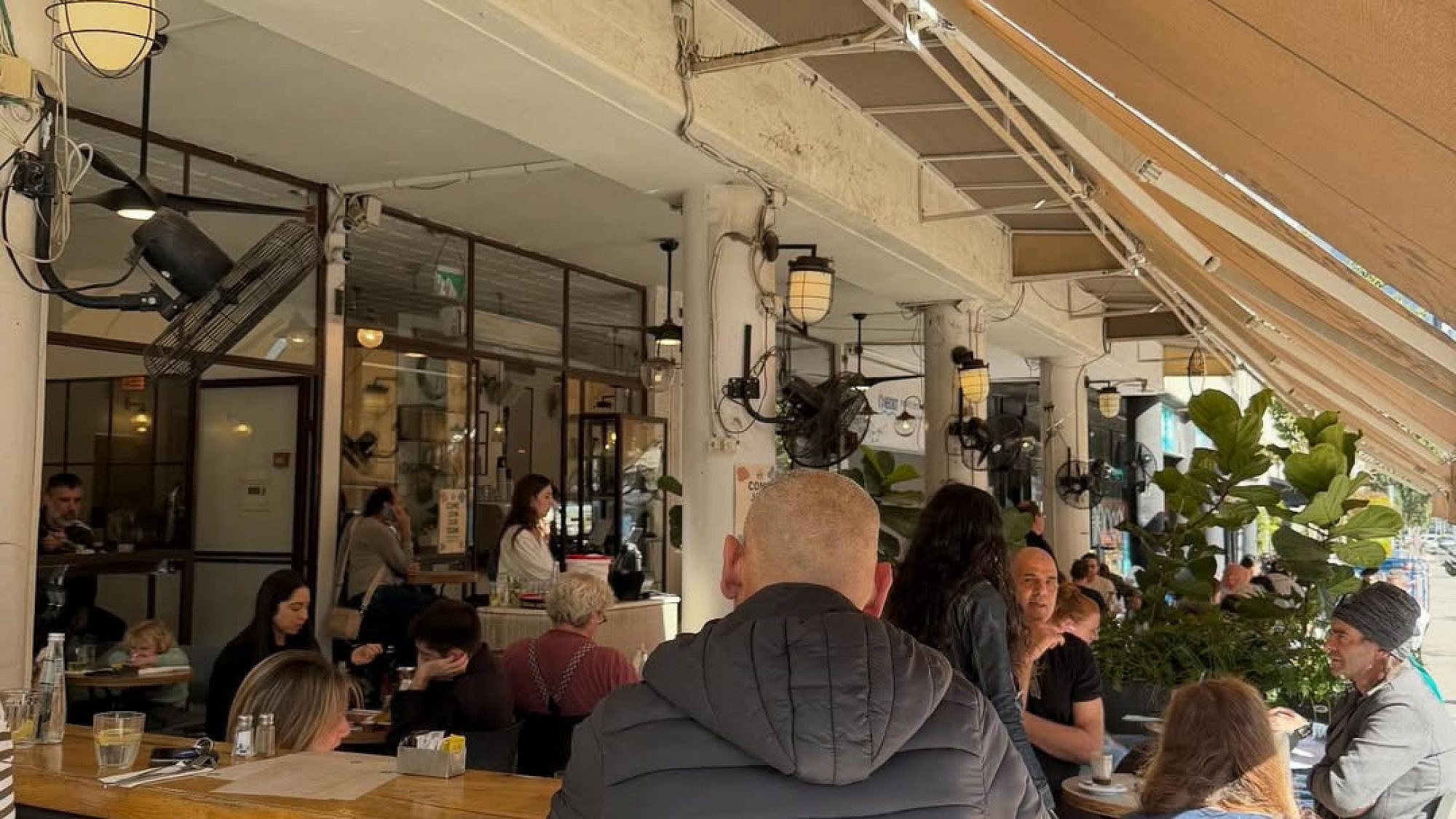 גם בלי טילים זה קשה מספיק. התחתית חוזרים לפעילות אחרי נפילת הטיל (מתוך עמוד האינסטגרם של התחתית @cafetachtit)