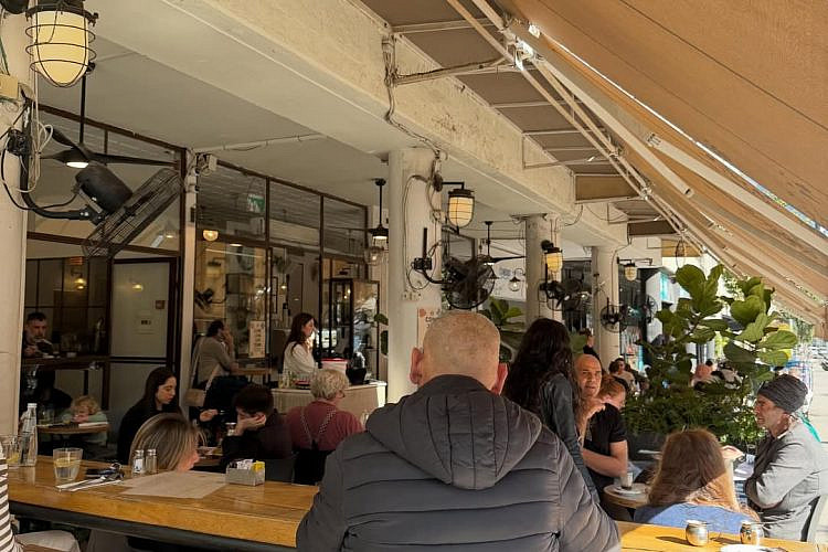 גם בלי טילים זה קשה מספיק. התחתית חוזרים לפעילות אחרי נפילת הטיל (מתוך עמוד האינסטגרם של התחתית @cafetachtit)