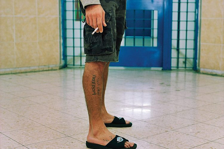 בית כלא רימונים, יושבים אוכלים (צילום יאיר חובב)