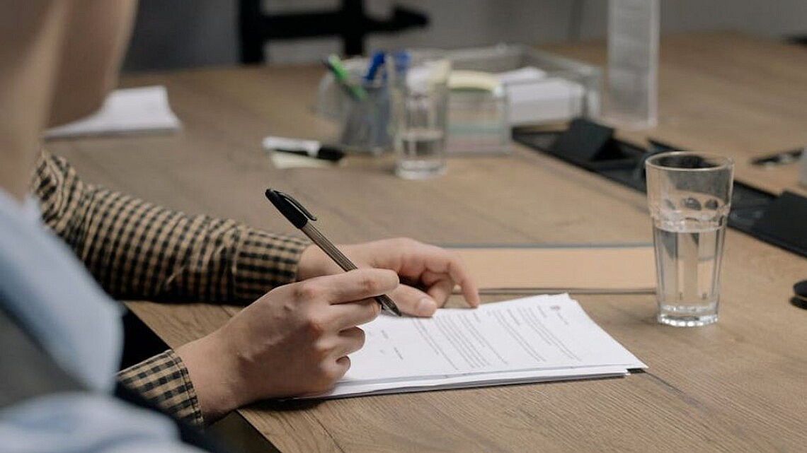 חתימה על חוזה. צילום: cottonbro studio באתר PEXELS