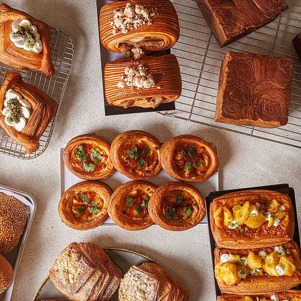 אביב הגיע, פסח עוד מעט בא - תאגרו. סניורה בייקרי ב"חמץ אקספרס", בדיזנגוף סנטר. (צילום: חיים יוסף)