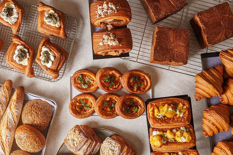 אביב הגיע, פסח עוד מעט בא - תאגרו. סניורה בייקרי ב"חמץ אקספרס", בדיזנגוף סנטר. (צילום: חיים יוסף)