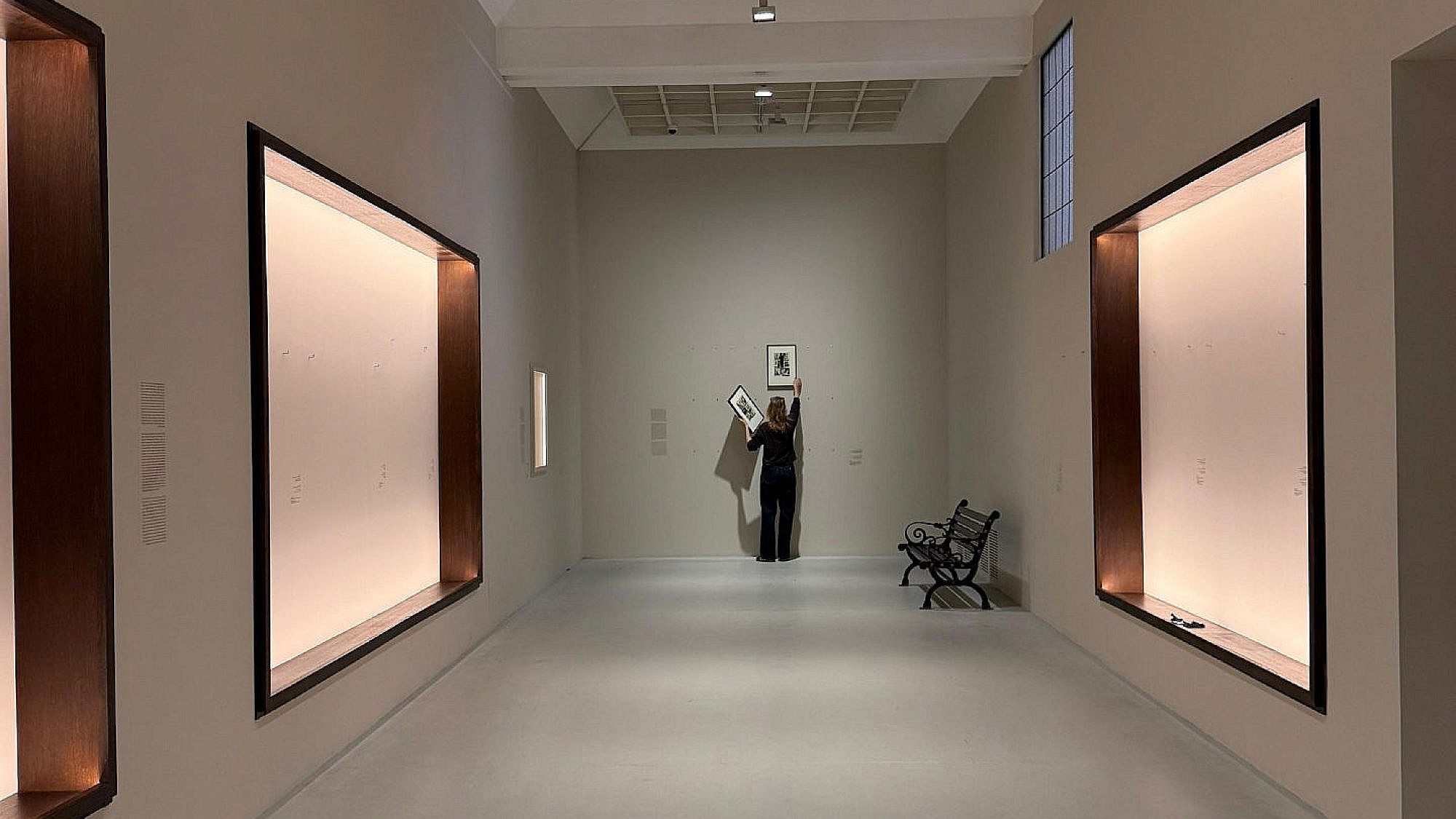 מורידים את התמונות. מוזיאון תל אביב במלחמה. צילום: באדיבות מוזיאון תל אביב לאמנות