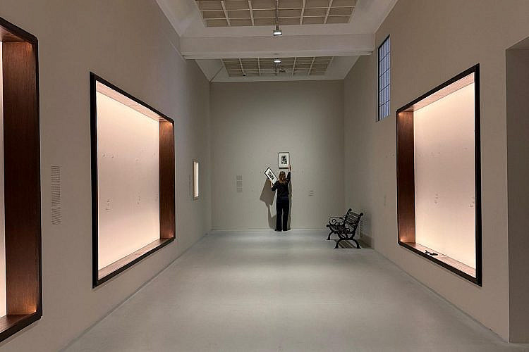 מורידים את התמונות. מוזיאון תל אביב במלחמה. צילום: באדיבות מוזיאון תל אביב לאמנות