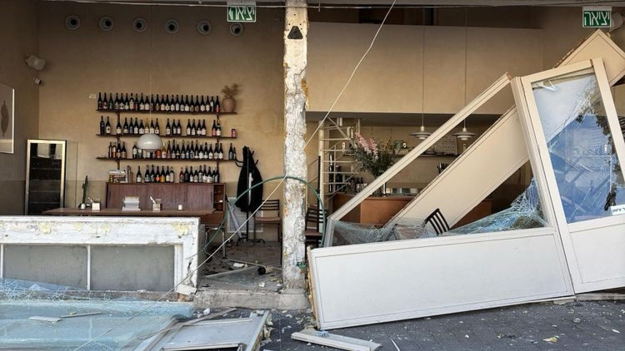 על הרצפה. הפלור לאחר פגיעת הטיל האיראני (צילום: אינסטגרם/@flor.telaviv)