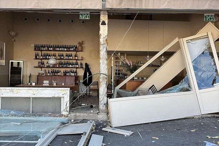 על הרצפה. הפלור לאחר פגיעת הטיל האיראני (צילום: אינסטגרם/@flor.telaviv)