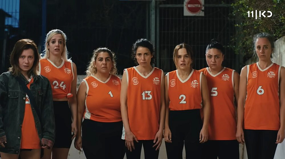 תסתכלו עליהן מסתכלות עלינו. שוט הסיום של "כל האמהות משקרות". (צילום מסף / כאן 11) תסתכלו עליהן מסתכלות עלינו. שוט הסיום של "כל האמהות משקרות". (צילום מסף / כאן 11)