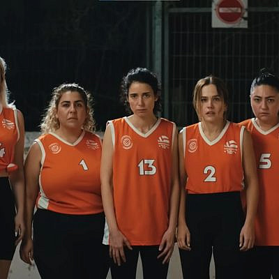 תסתכלו עליהן מסתכלות עלינו. שוט הסיום של "כל האמהות משקרות". (צילום מסף / כאן 11)