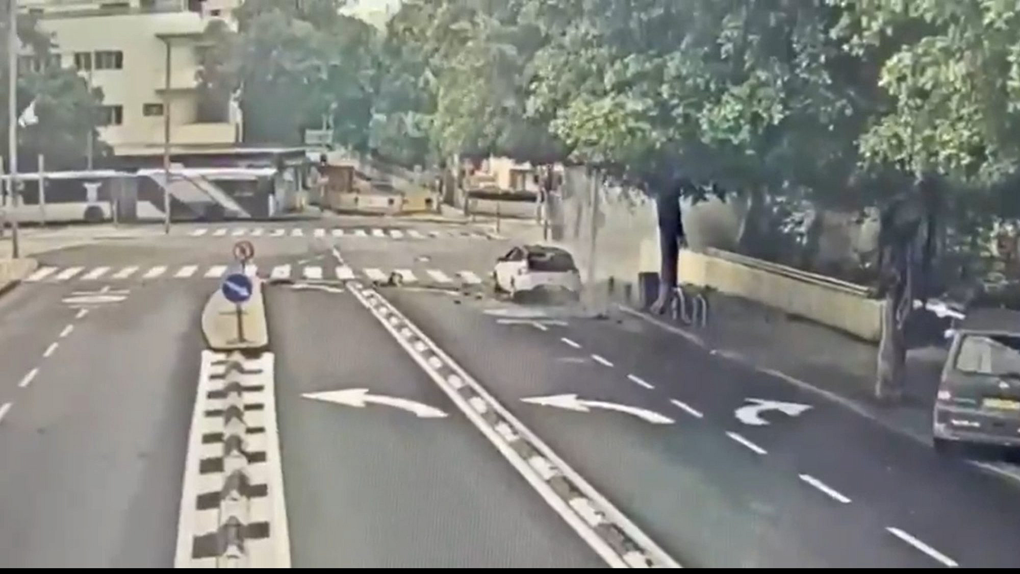 צאו לעבודה, הכל בסדר. זירת הנפילה ליד כיכר הבימה (צילום מסך: קשת 12)