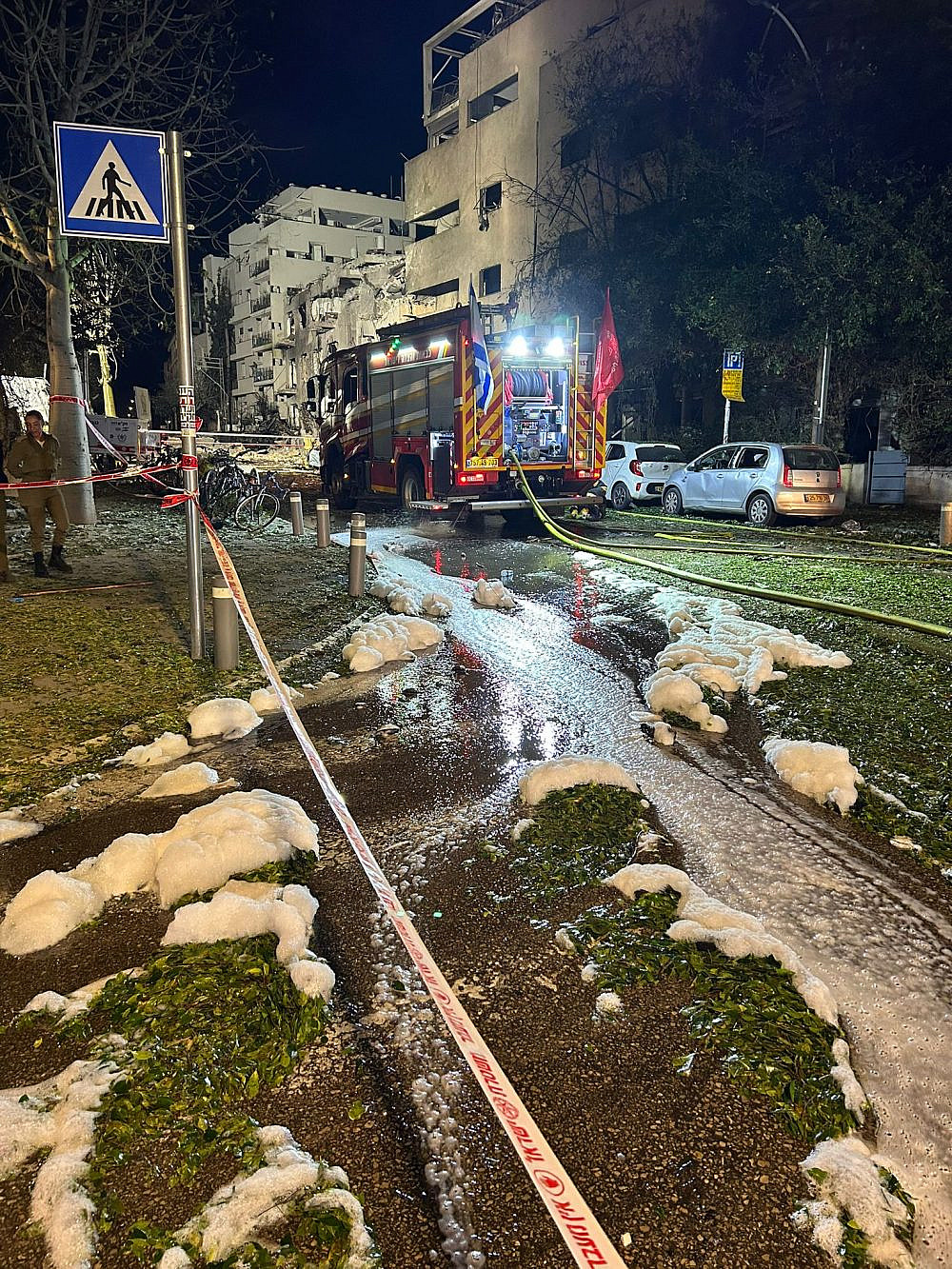 עובדי עירייה באזור נפילת הטיל במרכז העיר (צילום באדיבות עיריית ת"א-יפו) עובדי עירייה באזור נפילת הטיל במרכז העיר (צילום באדיבות עיריית ת"א-יפו)