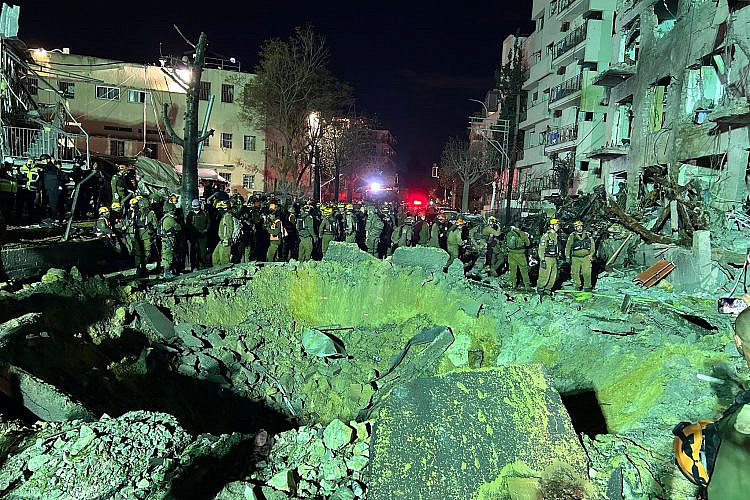 מקום נפילת הטיל במרכז העיר (צילום באדיבות עיריית ת"א-יפו)