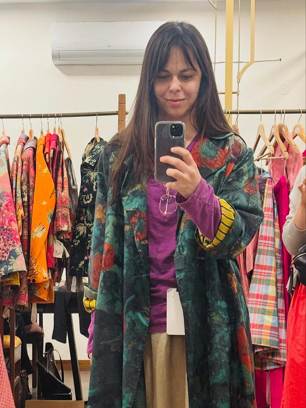 מאיה בש ושמלת המשי שהצליחה להציל (צילום: באדיבות המצולמת)