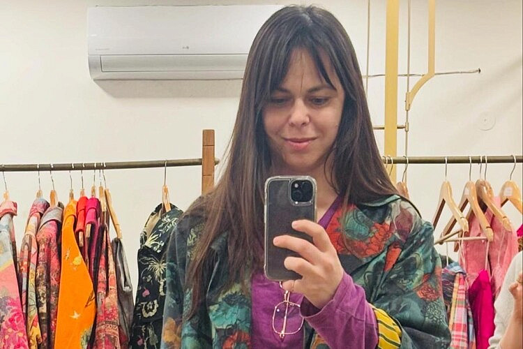 מאיה בש ושמלת המשי שהצליחה להציל (צילום: באדיבות המצולמת)