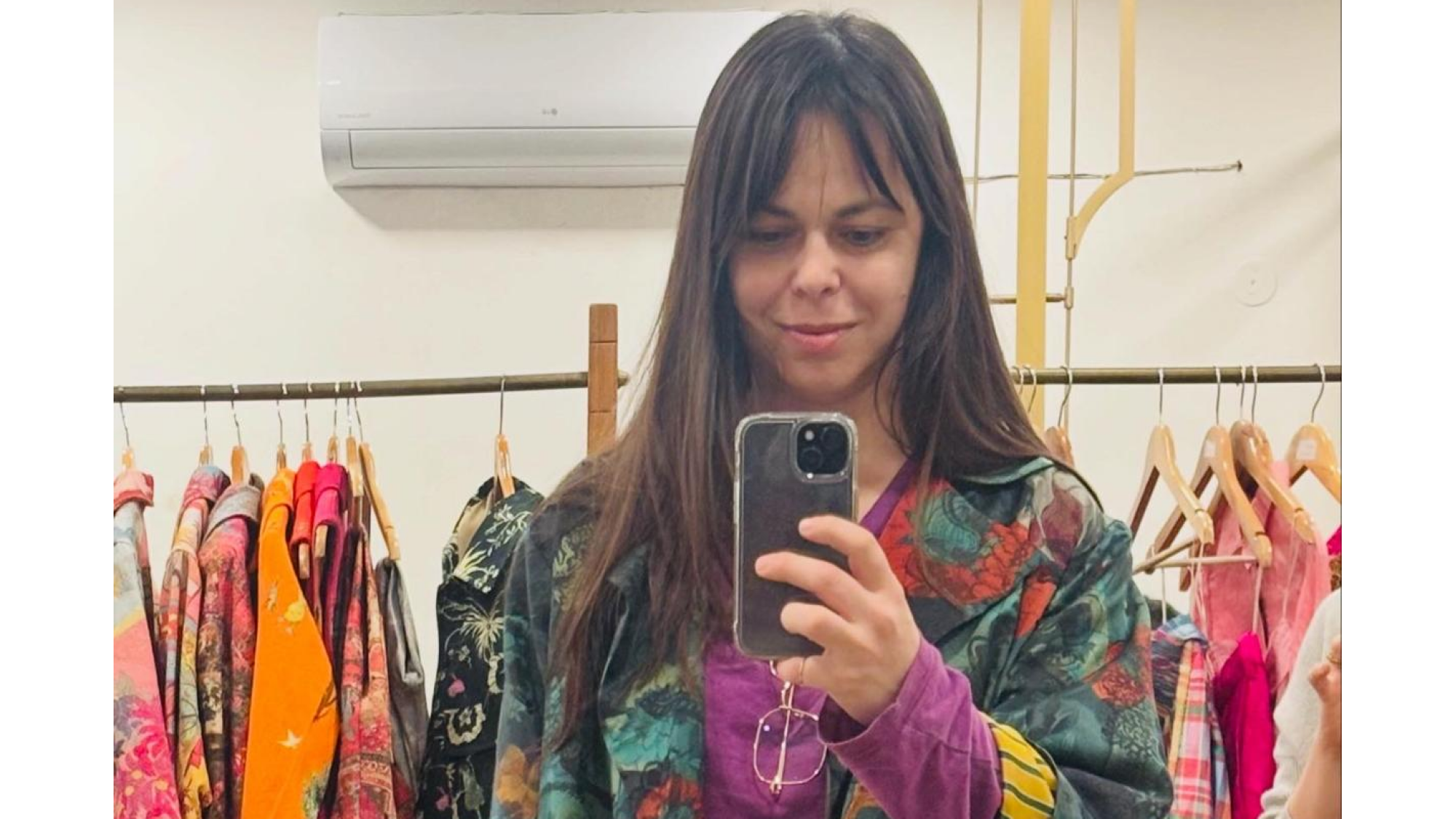 מאיה בש ושמלת המשי שהצליחה להציל (צילום: באדיבות המצולמת)