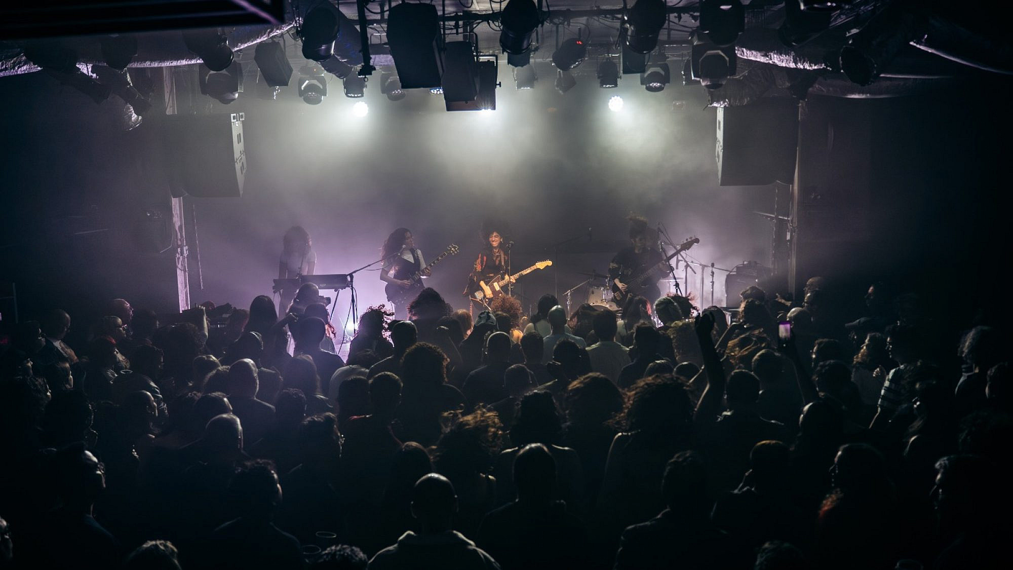 בתמונה: מופע לא אינטימי. המרץ 2. (צילום: מריה פולונסקי)