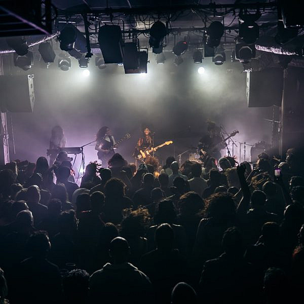 בתמונה: מופע לא אינטימי. המרץ 2. (צילום: מריה פולונסקי)